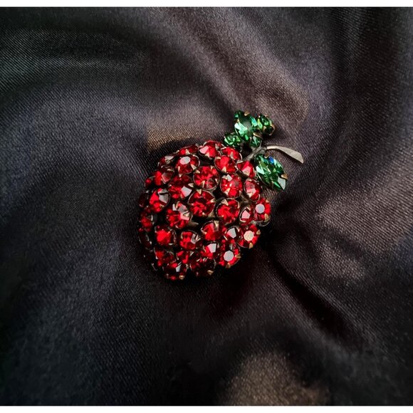 Vintage 1950s SCHREINER New York Signed Red Strawberry Rhinestone Fruit Brooch - Picture 4 of 7